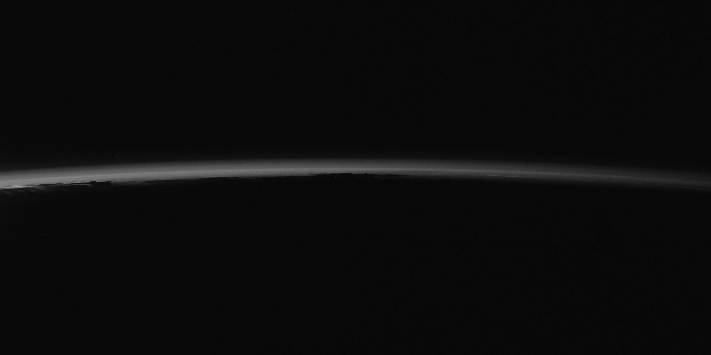 Il bordo della Terra visto dalla Stazione Spaziale Internazionale: la linea sottile dell’atmosfera sul nero dello spazio.